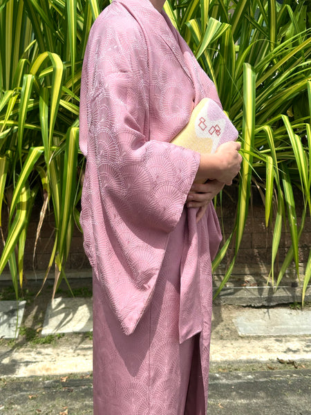 Silk Vintage Kimono Винтажное кимоно из шелка в цвете пыльной розы с набивным орнаментом в виде павлинов