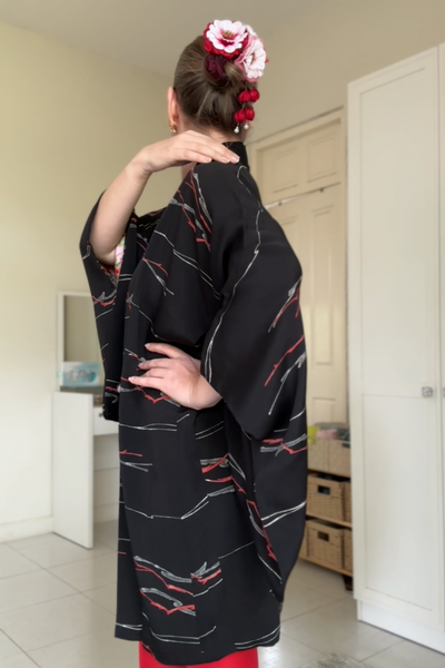 Silk Vintage Hahori Винтажное хаори из крепдышина в черном цвете с красными и белыми полосами