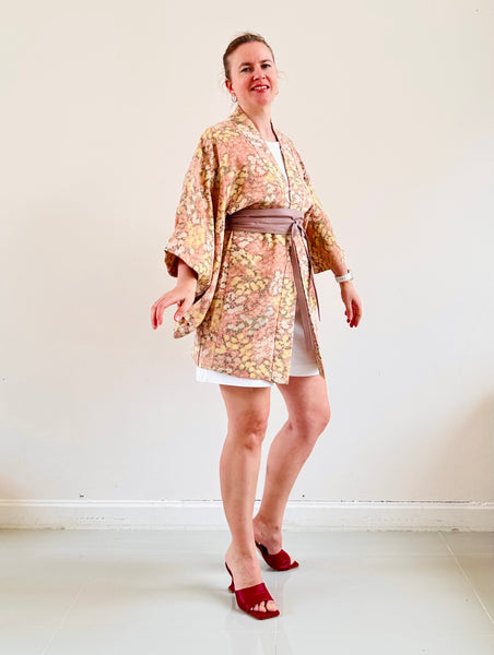 Silk Vintage Hahori Винтажное хаори из шелка в бежевом цвете с набивным цветочным рисунком