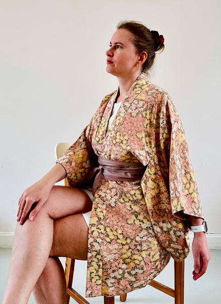 Silk Vintage Hahori Винтажное хаори из шелка в бежевом цвете с набивным цветочным рисунком