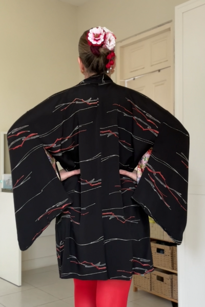 Silk Vintage Hahori Винтажное хаори из крепдышина в черном цвете с красными и белыми полосами