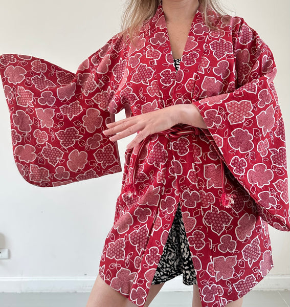 Silk Vintage Hahori Винтажное хаори из шелка в алом цвете с набивным цветочным рисунком