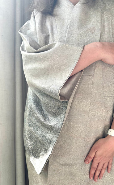 Silk Vintage Kimono Винтажное кимоно из шелка в сером цвете из фактурной ткани "серебряный туман"