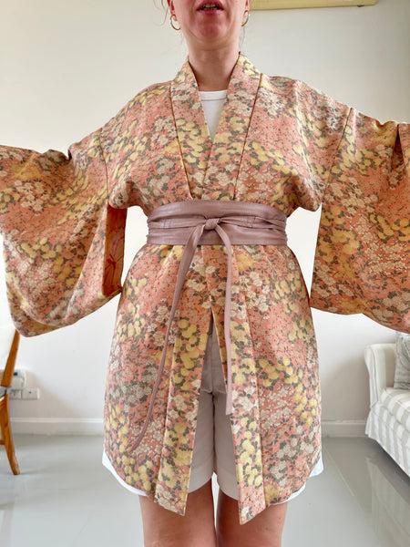 Silk Vintage Hahori Винтажное хаори из шелка в бежевом цвете с набивным цветочным рисунком