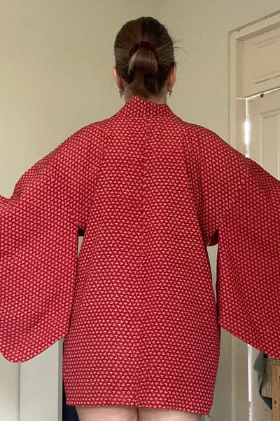 Silk Vintage Hahori Винтажное хаори из крепдышина в алом цвете с графическим рисунком "журавлики"